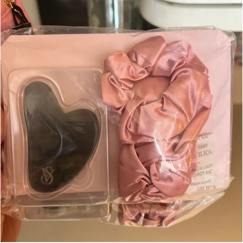 Victoria's Secret Pink Cosmetic Bag - Picture 5 of 5